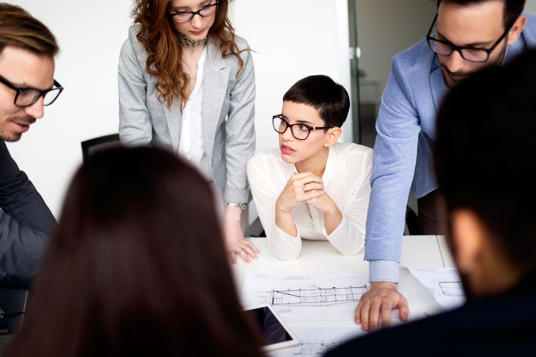 group-of-lawyers-discussing-contract-together-in-VCQ74WN.jpg